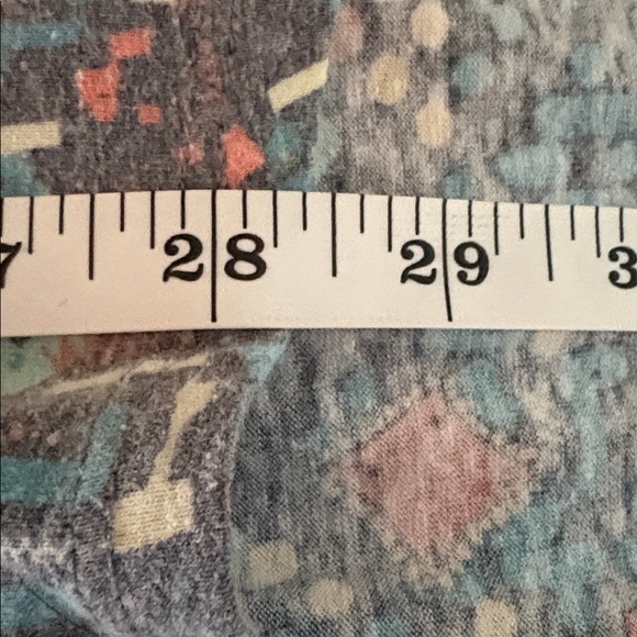 🌟 LULAROE: Multicolor Geometric Tunic Top/High Low- Size L  EUC - Picture 8 of 9